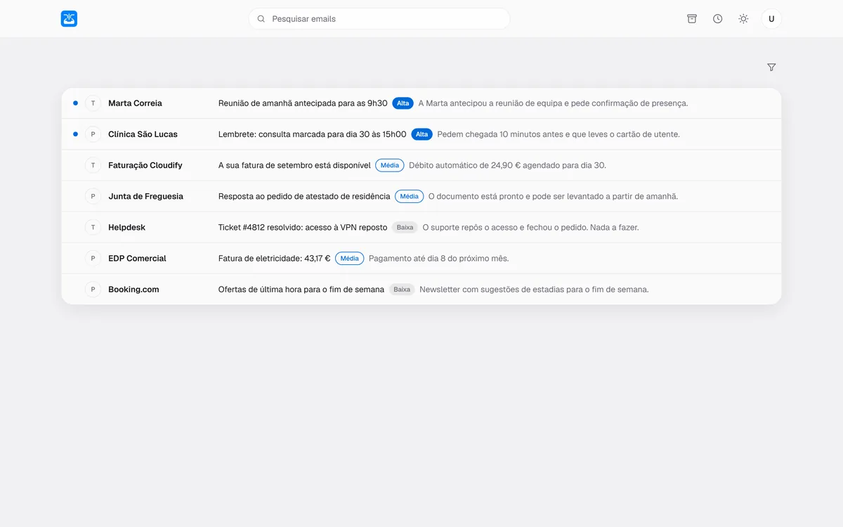Inbox do OneBox com emails resumidos numa linha e marcados por importância, com dados de demonstração